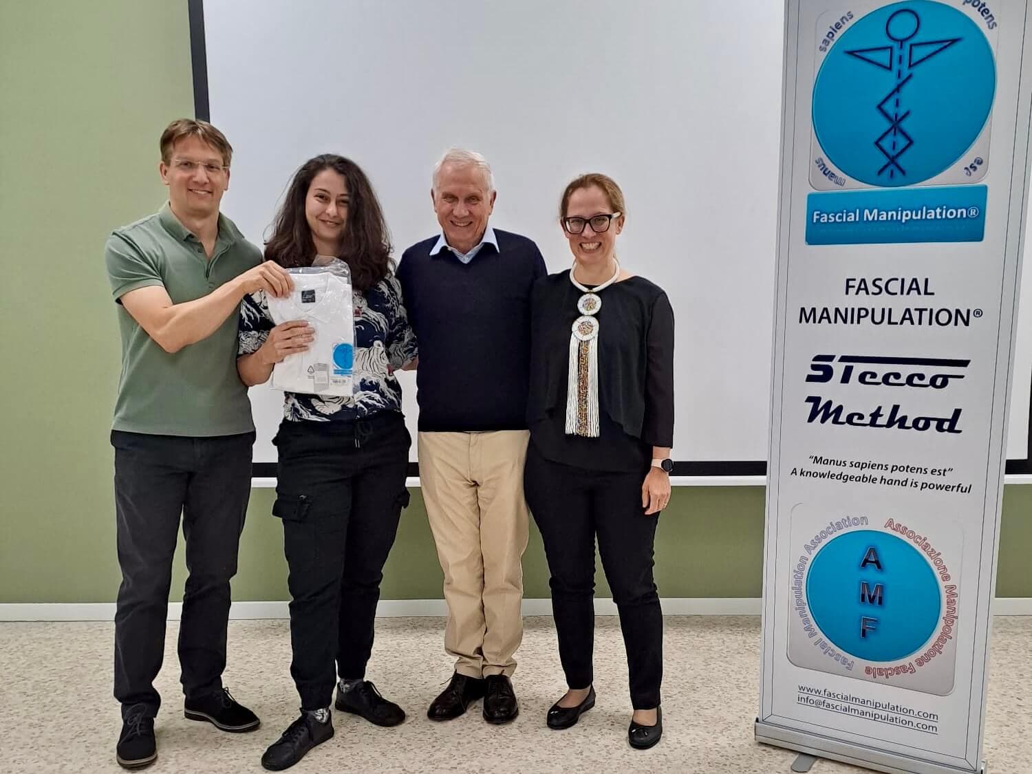 Amelia Voinea primind certificarea de specialist Fascial Manipulation, alaturi de Antonio si Carla Stecco