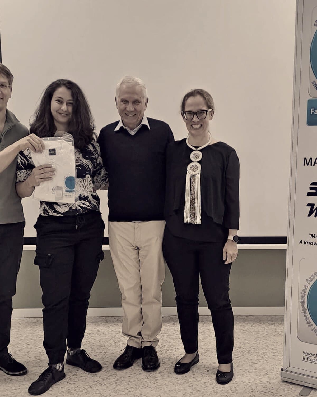 Amelia Voinea primind certificarea de specialist Fascial Manipulation, alaturi de Antonio si Carla Stecco